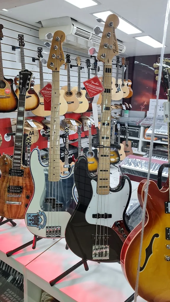 Baixos e violões em exposição na loja