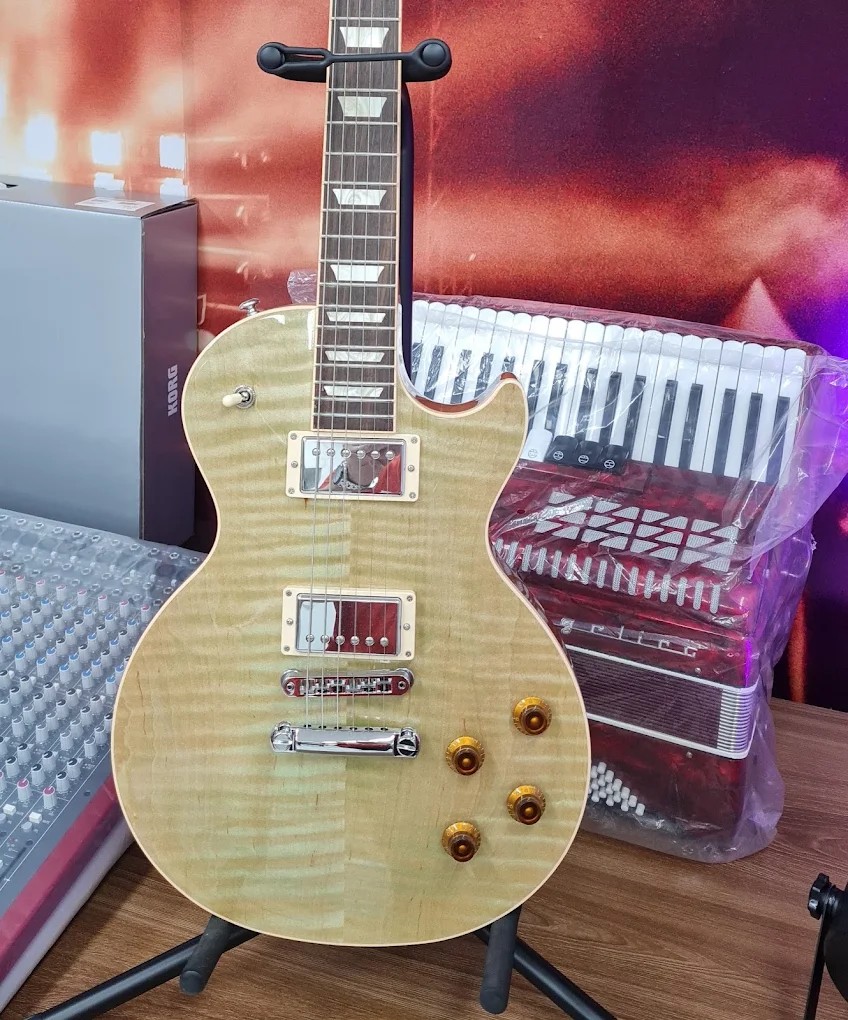 Guitarra, mesa de som e instrumentos no atendimento