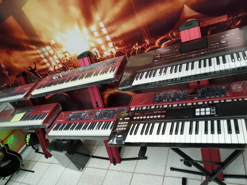 Teclados Roland e Nord no showroom da REC Music