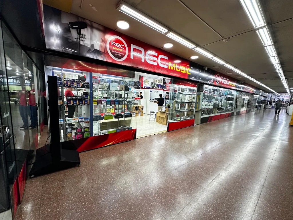 Fachada da REC Music no Shopping Santo Domingo, Ciudad del Este