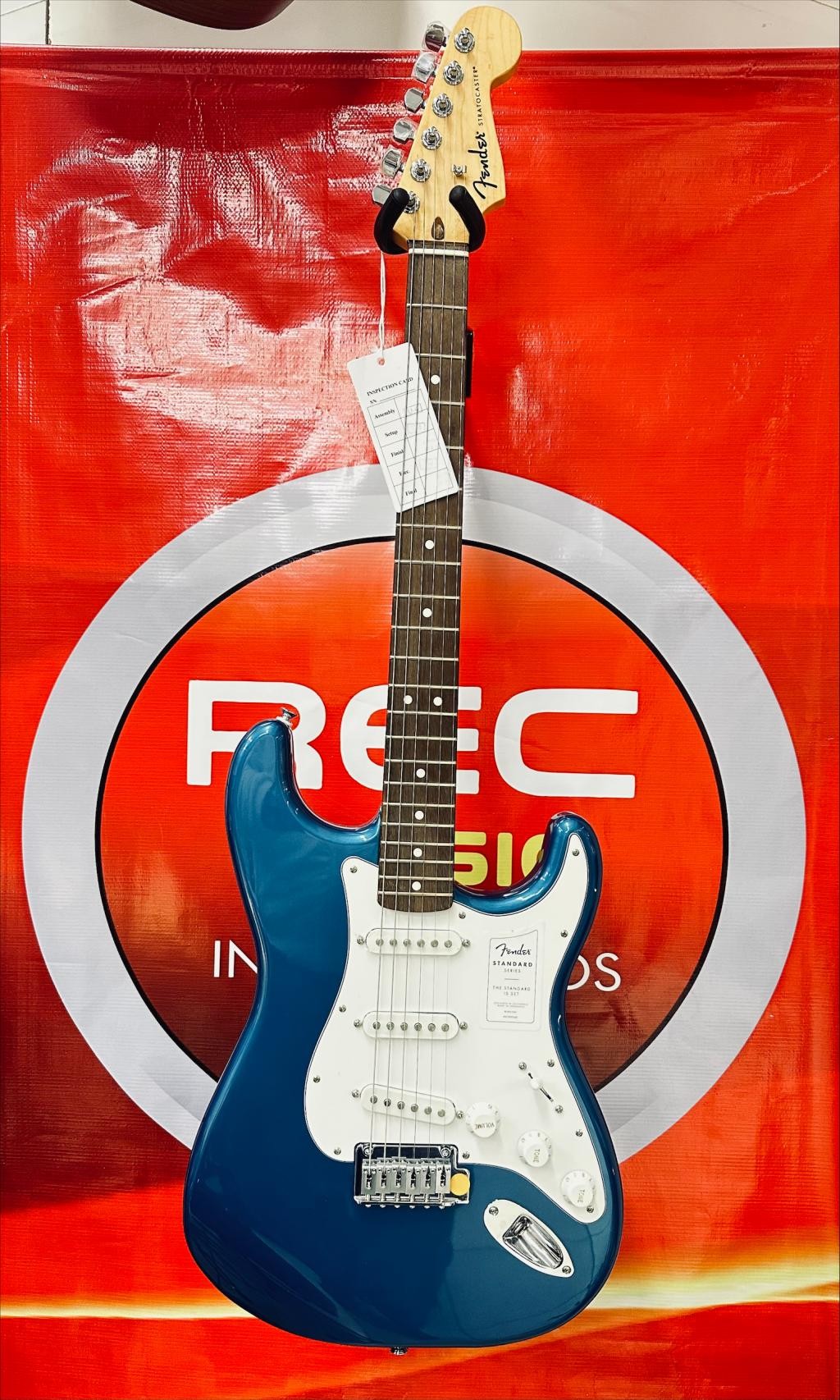 Fender Guit.strato Std. LRL WPG 0266240560 BL