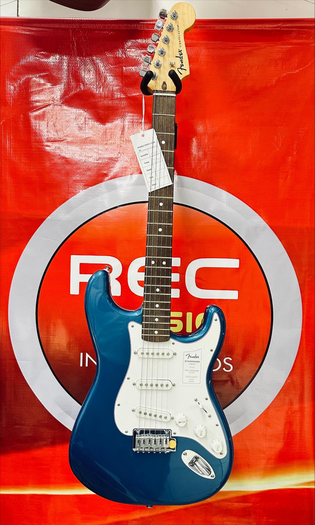 Fender Guit.strato Std. LRL WPG 0266240560 BL