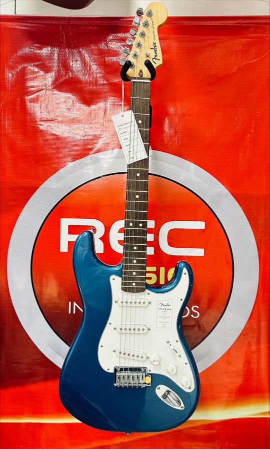 FENDER GUIT.STRATO STD. LRL WPG 0266240560 BL